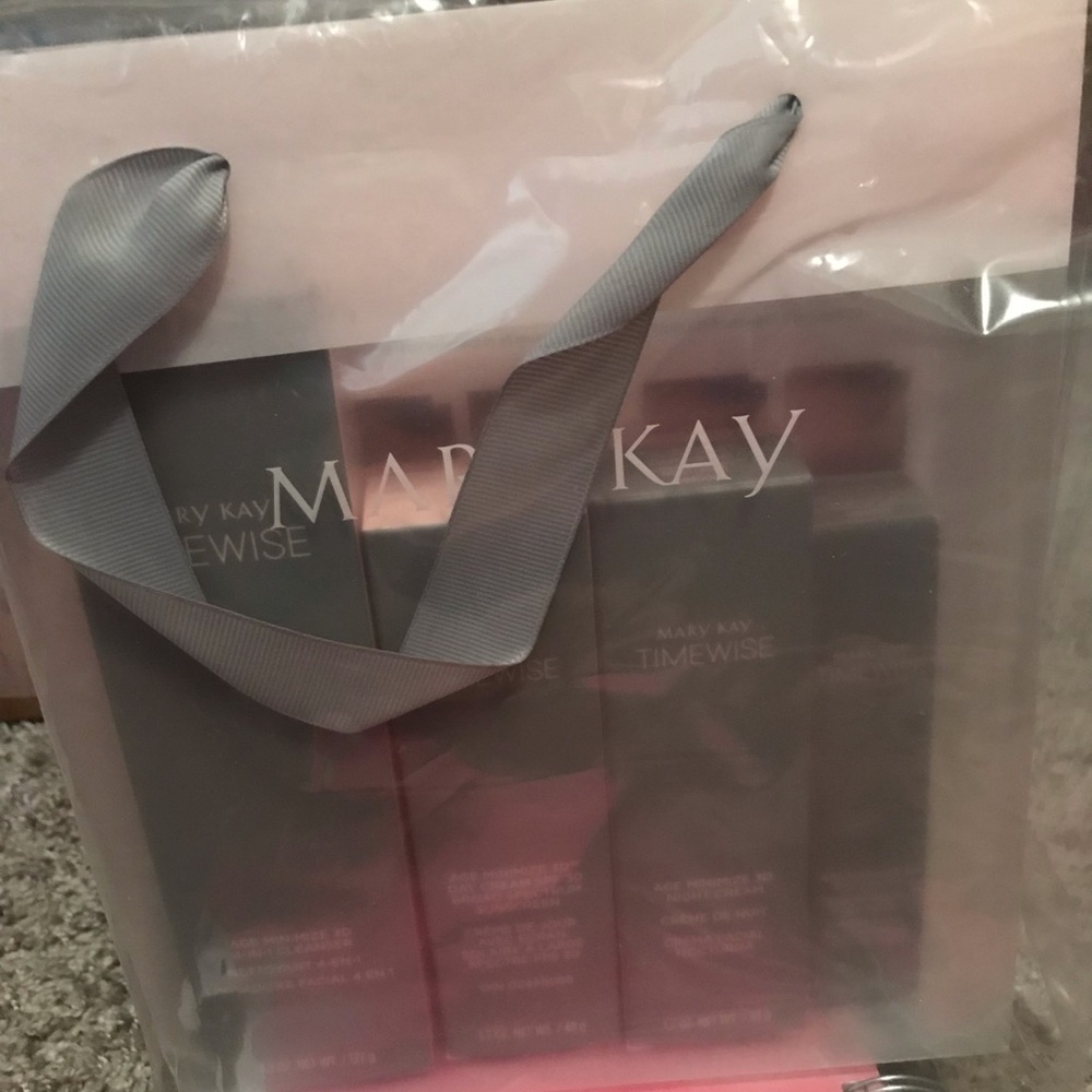 Time wise age minimizing 3D gift set